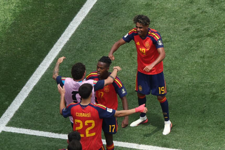 Lamine Yamal (derecha) celebra con sus compañeros el gol de Mikel Merino que dio a España la victoria 2-1 sobre Bélgica en los cuartos de final del Mundial 2026, en Inglewood, California, el 10 de julio de 2026. (VALERIE MACON/AFP vía Getty Images).