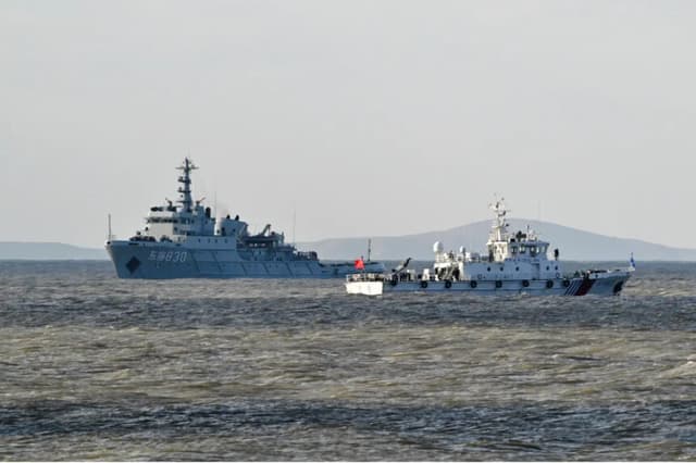 Buques chinos patrullan mientras el Ejército Popular de Liberación (EPL) realiza maniobras militares en la isla de Pingtan, el punto más cercano a Taiwán, en la provincia oriental de Fujian, China, el 30 de diciembre de 2025. (Adek Berry/AFP vía Getty Images).