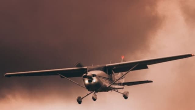 “Vos sabes lo que tenés que hacer”: Piloto dice a alumna antes de lanzarse al vacío en vuelo de instrucción
