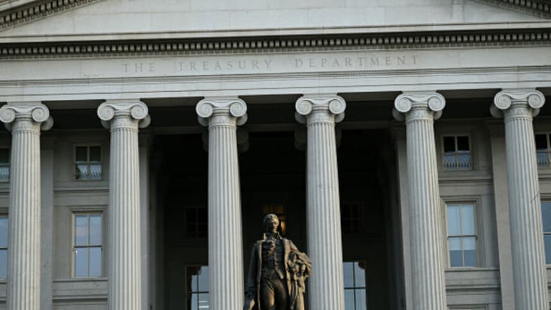Tesoro sanciona a financista vinculado al líder supremo de Irán