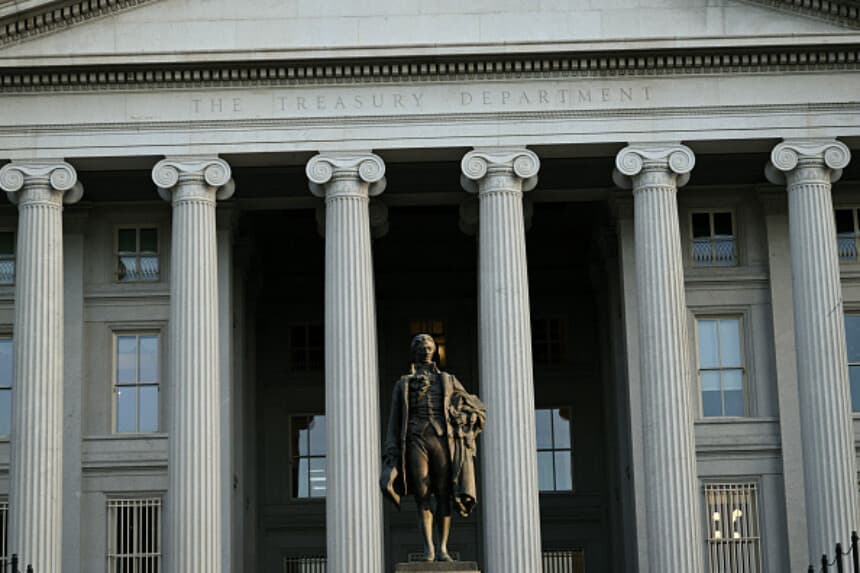 Panorámica exterior del Departamento del Tesoro de EE. UU. Washington, D.C., el 15 de octubre de 2025. El secretario del Tesoro, Scott Bessent, pronunciará un discurso durante el Foro CNBC Invest in America. (BRENDAN SMIALOWSKI/AFP vía Getty Images).