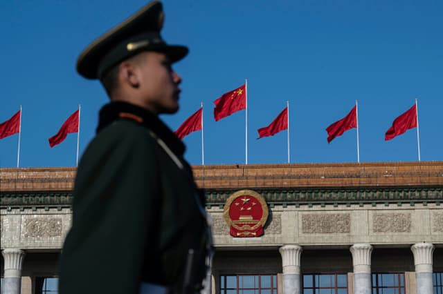 Un miembro de la Policía Armada Popular hace guardia frente al Gran Salón del Pueblo antes de la clausura de la Conferencia Consultiva Política del Pueblo Chino, el 11 de marzo de 2026, en Beijing. (Kevin Frayer/Getty Images).