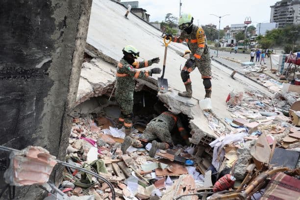 Equipos de rescate de México buscan a víctimas en un edificio derrumbado el 28 de junio de 2026 en Caraballeda, La Guaira, Venezuela. (Jesús Vargas/Getty Images)