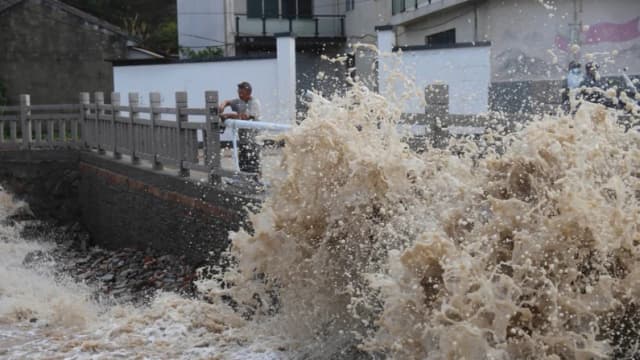 Tifón Bavi toca tierra en el este de China y más de un millón de personas son evacuadas