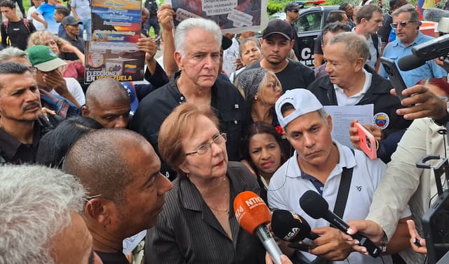 Blanca Rosa Mármol, exmagistrada de la Sala de Casación Penal del Tribunal Supremo de Justicia de Venezuela, durante una manifestación frente a la Embajada de Estados Unidos en Caracas, el 3 de julio de 2026.