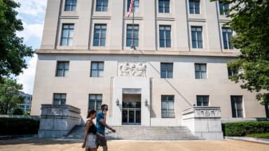 Juez federal rechaza intento de organización de salud transgénero de frenar una demanda de la FTC