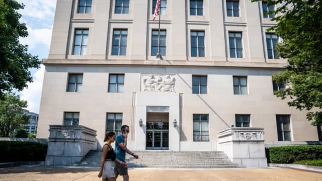 Juez federal rechaza intento de organización de salud transgénero de frenar una demanda de la FTC