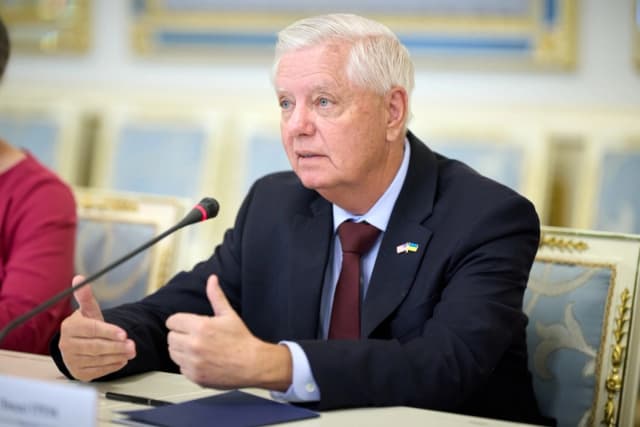 El senador estadounidense Lindsey Graham (R-S.C.) se reúne con el presidente ucraniano Volodímir Zelenski (no aparece en la imagen) en Kiev, Ucrania, el 10 de julio de 2026. (Cortesía de la Oficina Presidencial de Ucrania/www.president.gov.ua/CC BY-NC-ND 4.0)