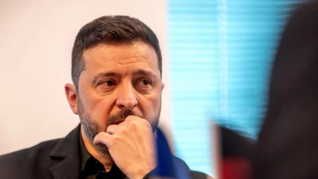Zelenski inicia investigación tras muerte de 10 residentes en una explosión en depósito de armas