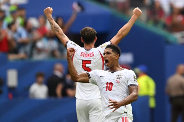 El centrocampista inglés n.º 10, Jude Bellingham, celebra el primer gol de su equipo durante el partido de cuartos de final del Mundial de 2026 entre Noruega e Inglaterra, disputado en el Miami Stadium de Miami Gardens el 11 de julio de 2026. (Mauro Pimentel / AFP vía Getty Images)