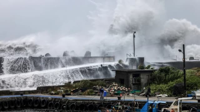 Tifón Bavi azota el este de China y provoca inundaciones a cientos de millas al norte
