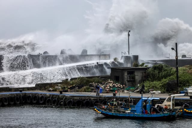 Tifón Bavi azota el este de China y provoca inundaciones a cientos de millas al norte