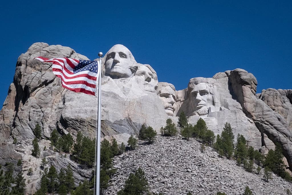 Una bandera estadounidense ondea en el centro de visitantes del Monumento Nacional del Monte Rushmore, en Keystone, Dakota del Sur, el 12 de junio de 2026. (Scott Olson/Getty Images)