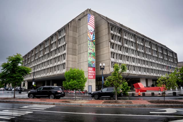 Un letrero que dice "Hagamos que Estados Unidos vuelva a ser saludable" en el Departamento de Salud y Servicios Humanos en Washington, el 29 de abril de 2026. (Madalina Kilroy/The Epoch Times)