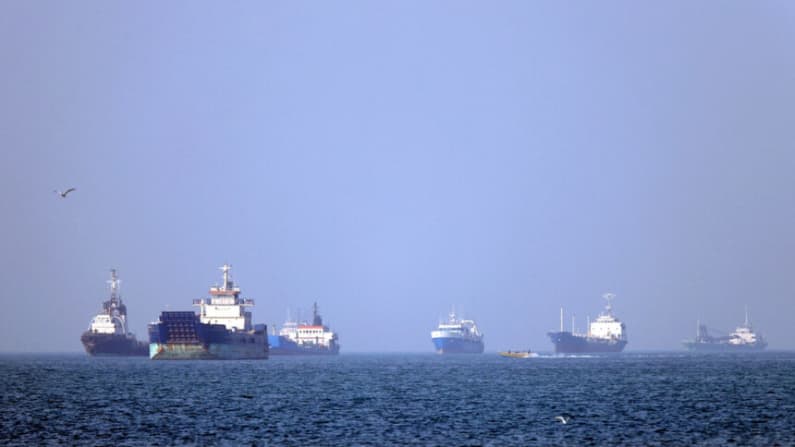Precios del petróleo suben mientras escala conflicto entre EE. UU. e Irán, dice IRGC que Ormuz está cerrado