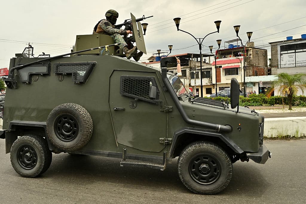 Las Fuerzas Armadas ecuatorianas patrullan las calles de Durán, en la provincia de Guayas (Ecuador), el 15 de marzo de 2026. (MARCOS PIN / AFP vía Getty Images)