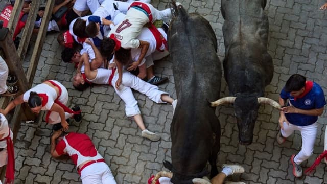 Corredor es corneado en el rostro durante un encierro de San Fermín en España