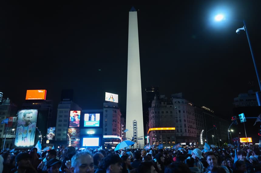 Aficionados de Argentina celebran este sábado, tras la clasificación de su selección a semifinales del Mundial de la FIFA 2026 en Buenos Aires (EFE/Adan González)