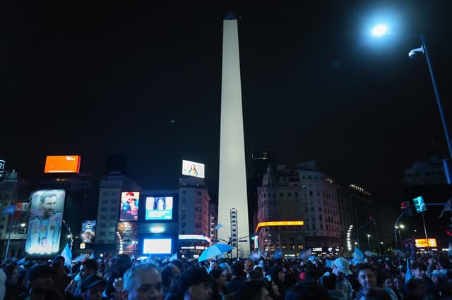 Aficionados de Argentina celebran este sábado, tras la clasificación de su selección a semifinales del Mundial de la FIFA 2026 en Buenos Aires (EFE/Adan González)