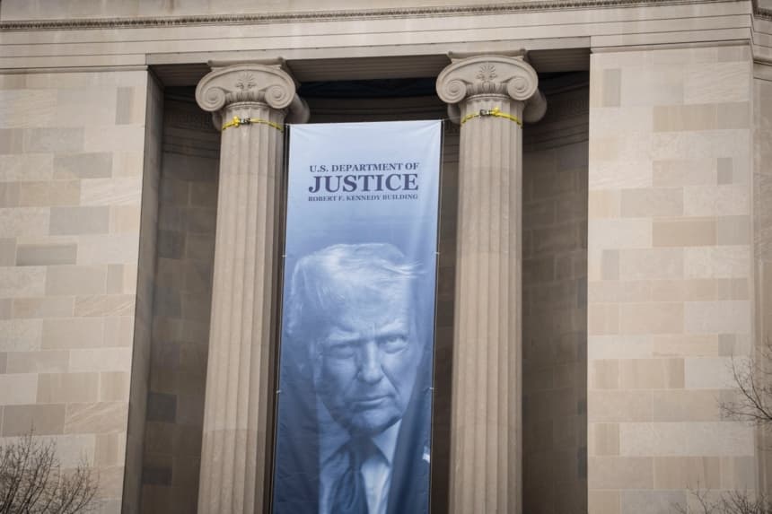 Una pancarta con la imagen del presidente Donald Trump en el Departamento de Justicia en Washington, el 21 de febrero de 2026. (Madalina Kilroy/The Epoch Times)