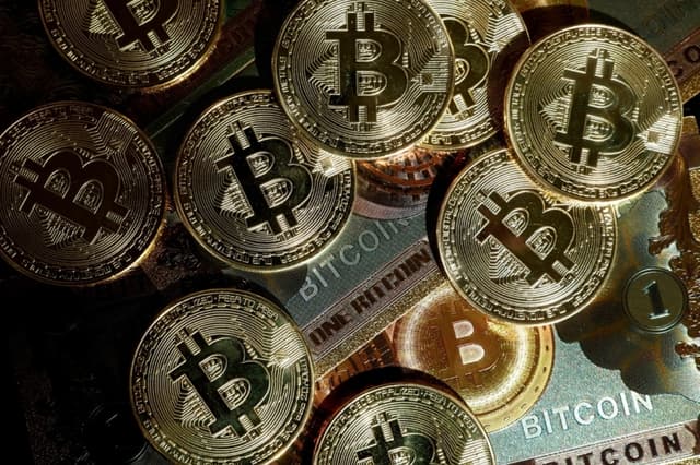 En esta ilustración, creada en París el 9 de marzo de 2024, se observan representaciones de la criptomoneda bitcoin. (Benoit Tessier/Reuters)
