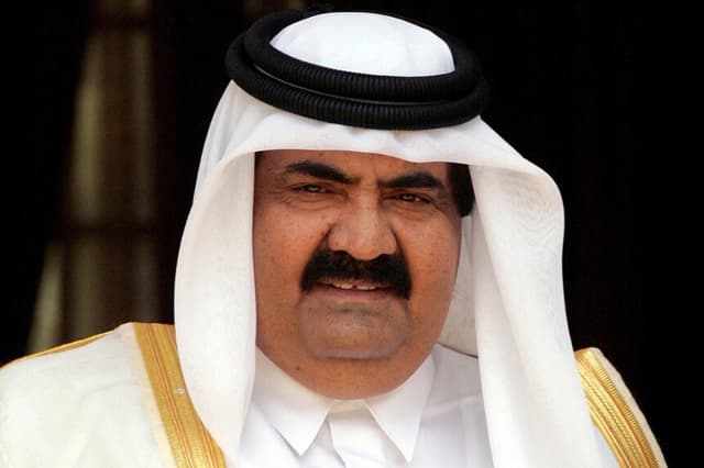 El emir de Catar, el jeque Hamad bin Khalifa al-Thani, observa antes de su reunión con el primer ministro de la India en Nueva Delhi, India, el 14 de abril de 2005. (B Mathur/Reuters)