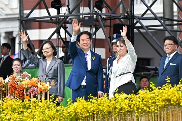El presidente taiwanés Lai Ching-te (segundo por la izquierda) y el vicepresidente Hsiao Bi-khim (derecha) saludan junto a la presidenta saliente Tsai Ing-wen (izquierda) durante la ceremonia de investidura en el Edificio de la Oficina Presidencial en Taipéi el 20 de mayo de 2024. (Sung Pi-lung/The Epoch Times).
