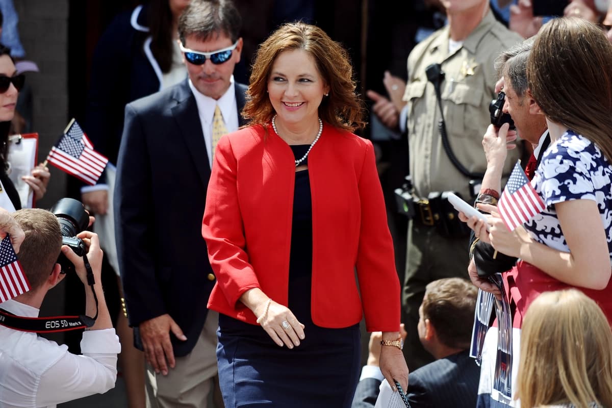Gobernador de Carolina del Sur nombra a la hermana de Graham para ocupar su escaño en el Senado