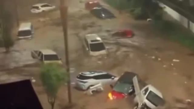 Inundaciones repentinas arrastran autos y aíslan pueblos en el norte de China