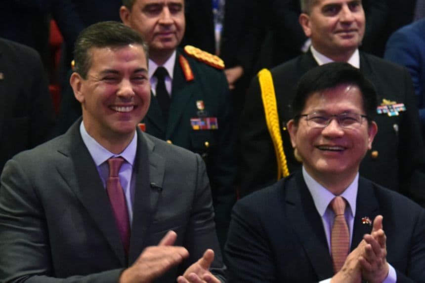 El presidente de Paraguay, Santiago Peña (Izq.), y el ministro de Asuntos Exteriores de Taiwán, Lin Chia-Lung, aplauden durante un foro de inversión y oportunidades en la sede de la Administración Nacional de Navegación y Puertos (ANNP) en Asunción, el 14 de julio de 2025. (Daniel DUARTE / AFP vía Getty Images)