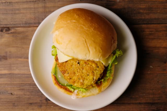La carne y los lácteos de origen vegetal contienen más aditivos que los productos de origen animal
