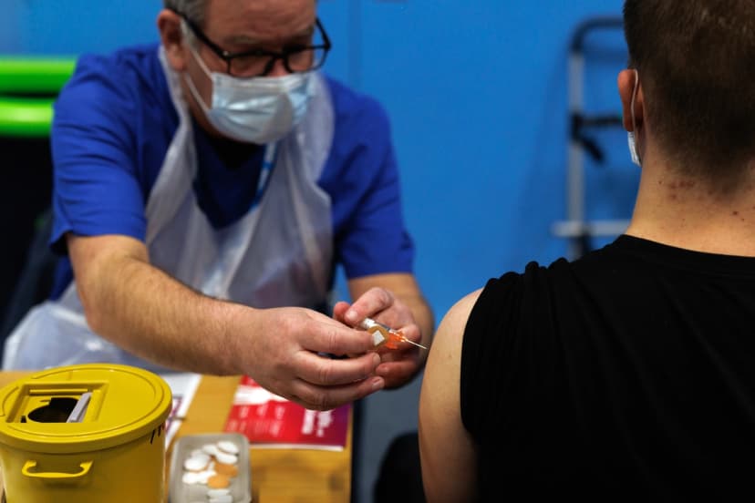 Un estudiante recibe la vacuna contra la meningitis B en Canterbury, Inglaterra, el 19 de marzo de 2026. (Dan Kitwood/Getty Images)