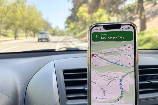 Un conductor utiliza Google Maps en su celular mientras conduce en San Diego, California, el 10 de julio de 2026. (Jane Yang/The Epoch Times)