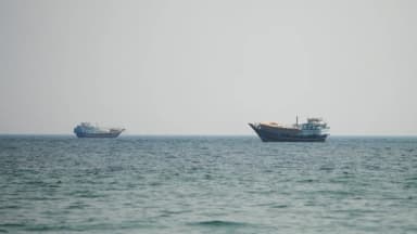 Misiles iraníes impactan petroleros de Emiratos Árabes y dejan un muerto en Ormuz
