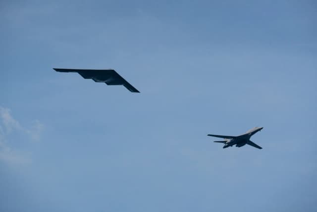 Un bombardero furtivo B-2 (izquierda) y un B-1 Lancer vuelan durante la Revista Naval Internacional 250 en la ciudad de Nueva York el 4 de julio de 2026. (Samira Bouaou/The Epoch Times)