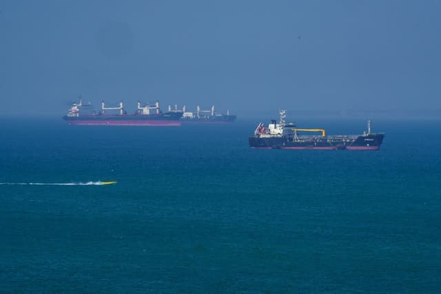 Un petrolero navegando cerca de la isla de Qeshm, en Irán, en el Estrecho de Ormuz, el 28 de abril de 2026. (Asghar Besharati/Getty Images)