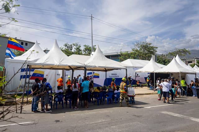 Personas esperan ser atendidas este lunes, en el hospital de campaña de El Salvador en Catia La Mar, Venezuela. (EFE/ Miguel Gutiérrez)
