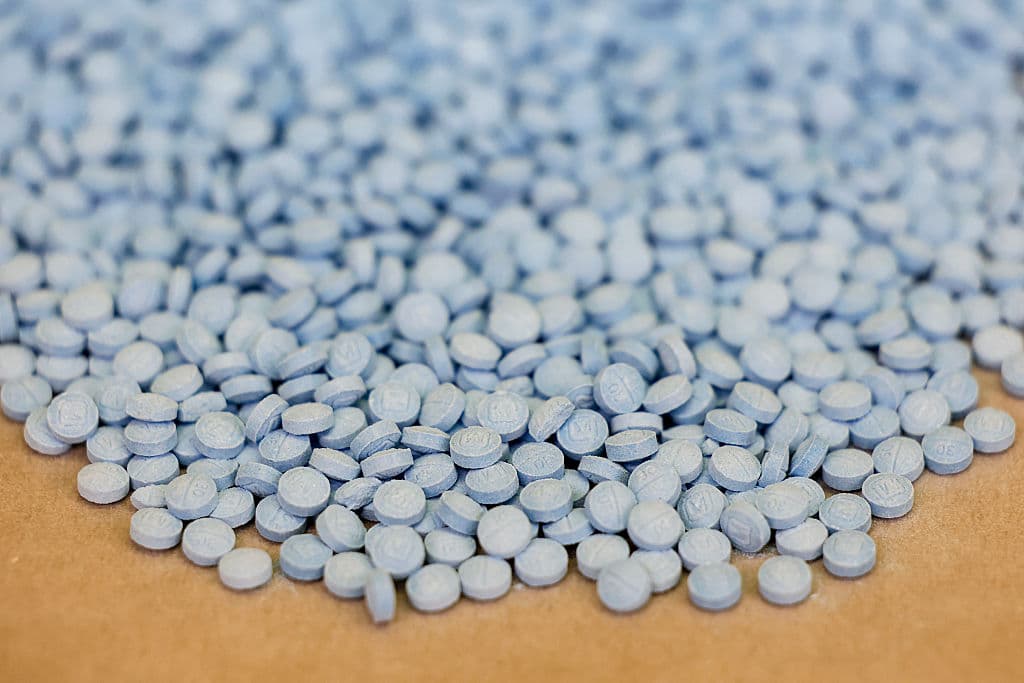 El 7 de mayo de 2026, se exhiben pastillas que contienen fentanilo en el Laboratorio Regional del Noreste de la Administración para el Control de Drogas (DEA), en Nueva York, para su análisis. (ANGELA WEISS / AFP vía Getty Images)