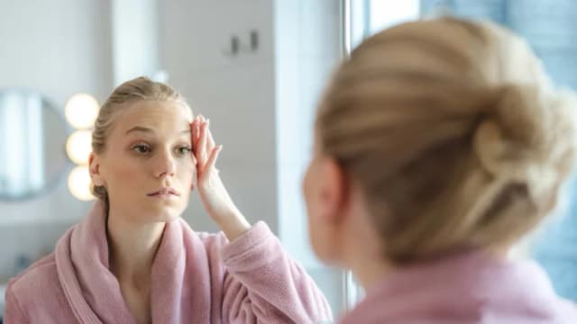 Señales ocultas de enfermedad hepática: qué observar en las manos y los ojos