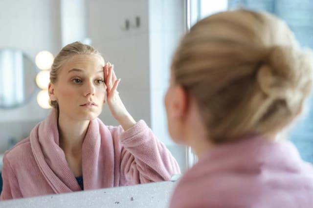 Señales ocultas de enfermedad hepática: qué observar en las manos y los ojos. (blackGAT/Getty Images).