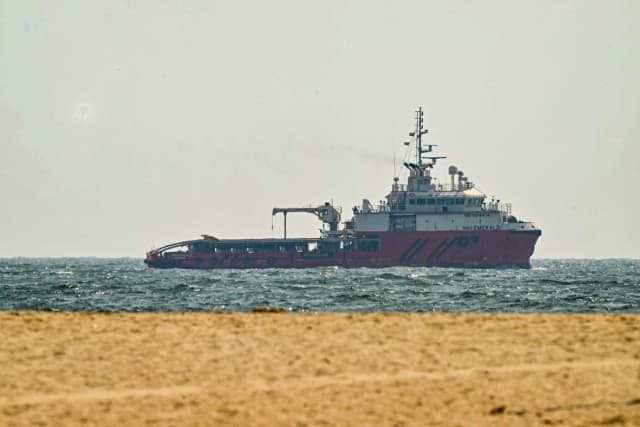 Un barco navega frente a la costa de Ajman, en los Emiratos Árabes Unidos, el 10 de julio de 2026. (AFP vía Getty Images)