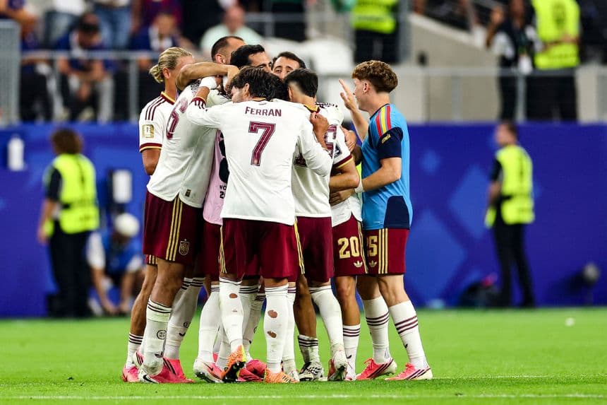 Los jugadores de España celebran tras la victoria por 2-0 durante el partido de semifinales de la Copa Mundial de la FIFA 2026 contra Francia en el Estadio de Dallas el 14 de julio de 2026. (Florencia Tan Jun/Getty Images)