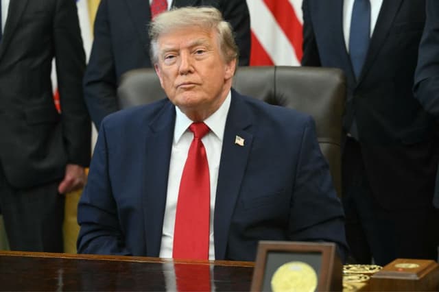 El presidente de EE. UU., Donald Trump, observa tras firmar un decreto presidencial para reducir drásticamente la superficie de dos monumentos nacionales en Utah, allanando el camino para la extracción de combustibles fósiles y la minería, en el Despacho Oval de la Casa Blanca, en Washington, D. C., el 13 de julio de 2026. (SAUL LOEB / AFP vía Getty Images)