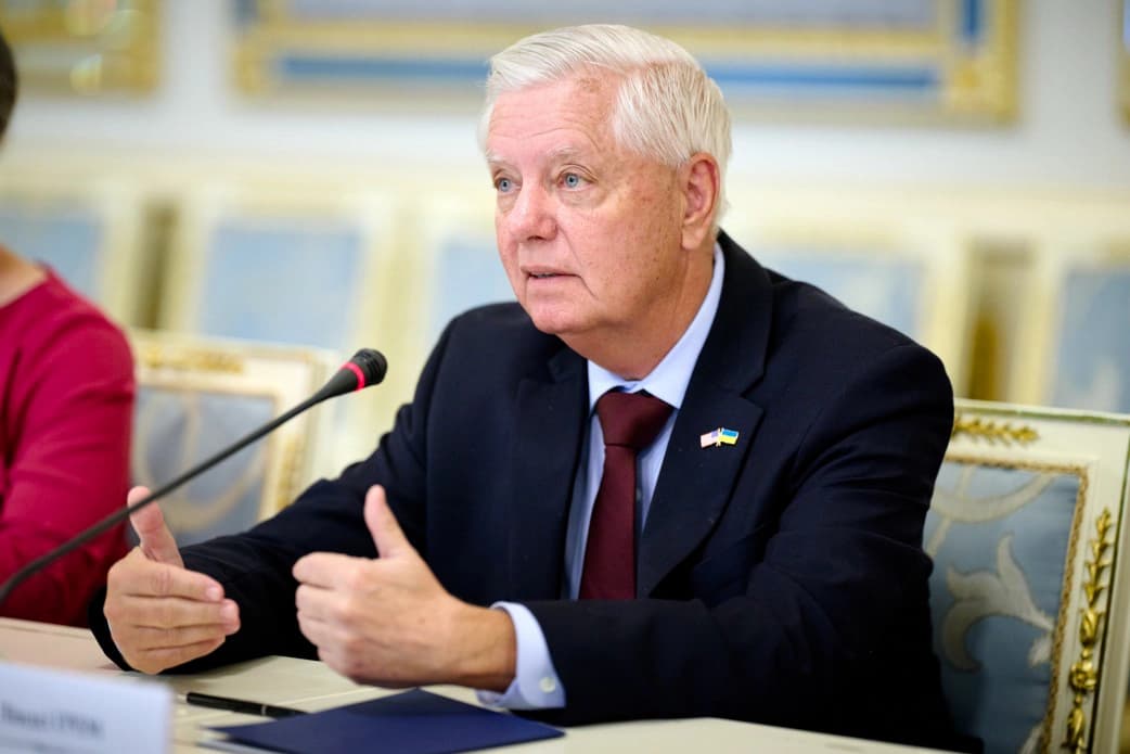 El senador estadounidense Lindsey Graham se reúne con el presidente de Ucrania, Volodímir Zelenski (no aparece en la imagen), en Kiev, Ucrania, el 10 de julio de 2026. (Cortesía de la Oficina Presidencial de Ucrania/www.president.gov.ua/CC BY-NC-ND 4.0)