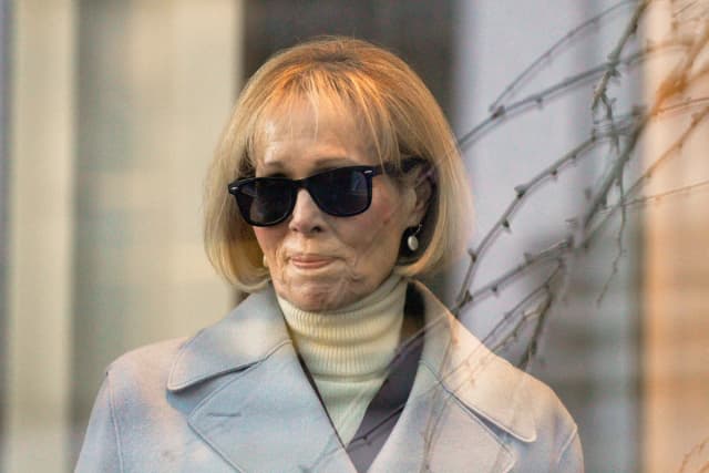 E. Jean Carroll llega a la corte federal de Manhattan en Nueva York el 17 de enero de 2024. (Foto AP/Eduardo Muñoz Álvarez).