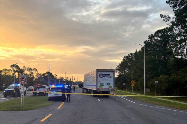 Los carriles en dirección este de la SR 16 entre Outlet Mall Boulevard e Inman Road en St. Augustine, Florida, están cerrados tras una colisión fatal, 14 de julio de 2026. (Oficina del Sheriff del Condado de St. Johns vía AP).