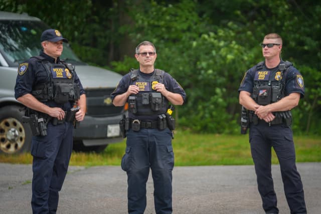 Agentes del Departamento de Seguridad Nacional (DHS) montan guardia frente a una oficina federal de inmigración después de que un hombre fuera abatido a tiros por agentes del Servicio de Inmigración y Control de Aduanas de Estados Unidos (ICE) en Scarborough, Maine, el 14 de julio de 2026. (Ryan Murphy/Getty Images)