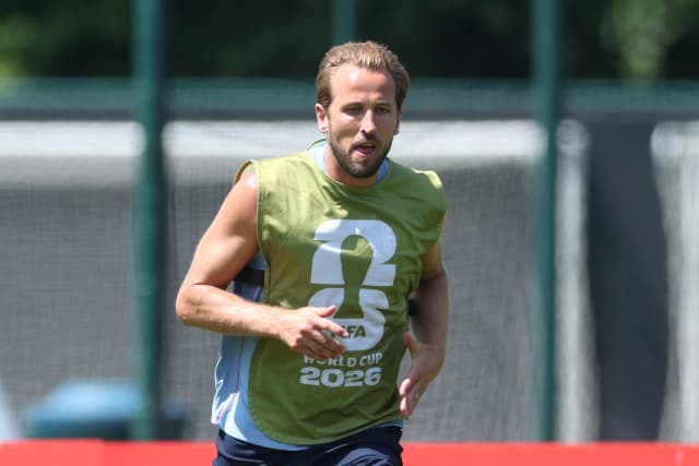 Harry Kane, número 9 de Inglaterra, asiste a una sesión de entrenamiento un día antes del partido de semifinales de la Copa Mundial de la FIFA 2026 en el Swope Soccer Village de Kansas City, el 14 de julio de 2026. (Richard Pelham/Getty Images)