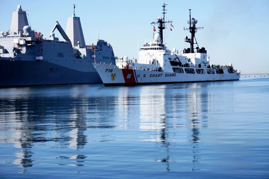 El USS Boutwell, de la Guardia Costera de EE. UU., llega a casa tras un despliegue de tres meses en la Base Naval de San Diego, San Diego, el 16 de abril de 2015. Sandy Huffaker/Getty Images
