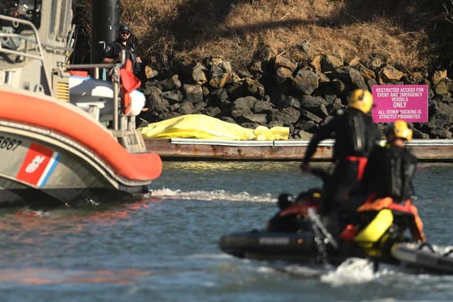 Un cuerpo cubierto con una lona en un muelle cercano al lugar del accidente marítimo en San Francisco, el 14 de julio de 2026. (Noah Berger/AP Photo)